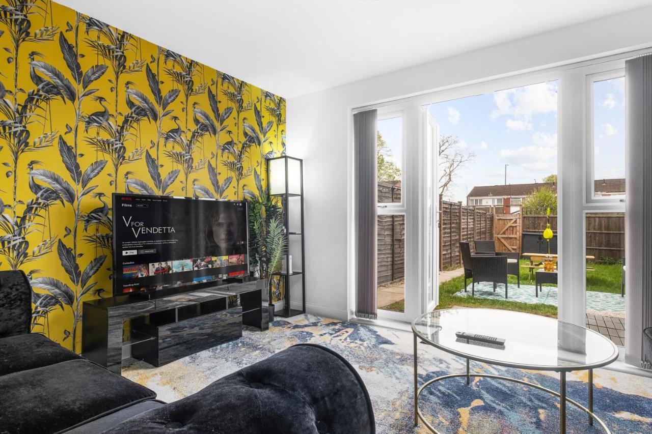 Luxury 2 Bed House City Centre ✘ Bbq & Garden ☆ Family Friendly→ Swingball & Outdoor Furniture - Free Parking → With 50 Inch Smart Tv, Free Netflix & Wifi ✘ Comfy Seating Area - By Maevela Бірмінгем Екстер'єр фото