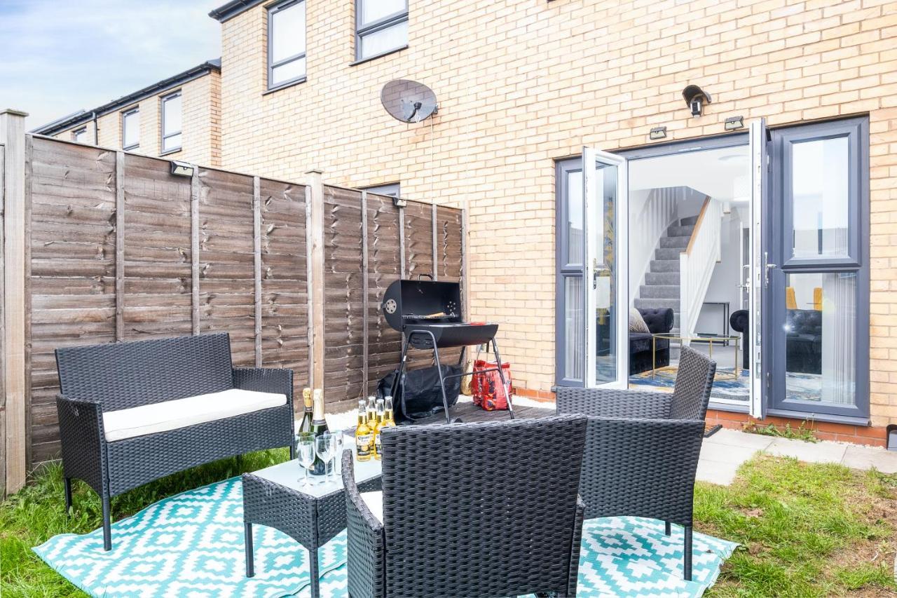Luxury 2 Bed House City Centre ✘ Bbq & Garden ☆ Family Friendly→ Swingball & Outdoor Furniture - Free Parking → With 50 Inch Smart Tv, Free Netflix & Wifi ✘ Comfy Seating Area - By Maevela Бірмінгем Екстер'єр фото